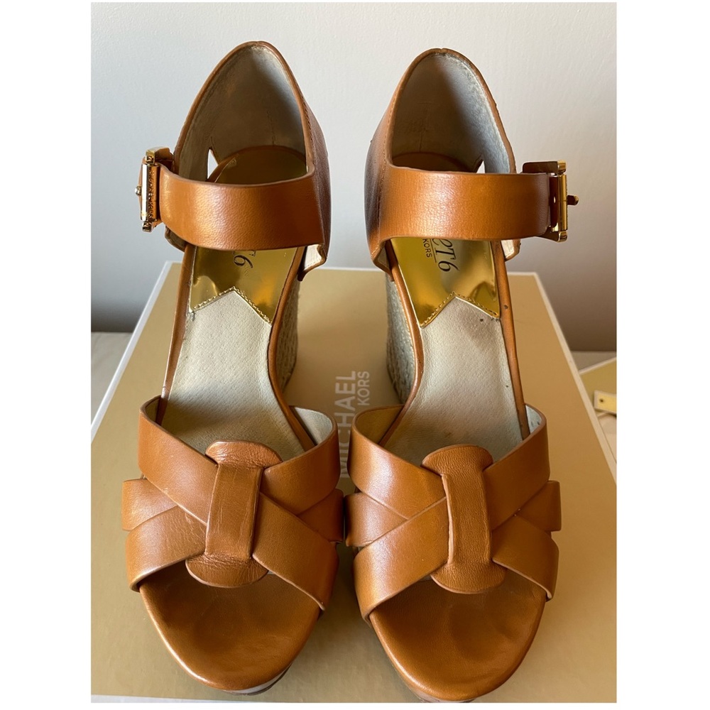 Michael Kors Somerly wedge in peanut. - Picture 2 of 11
